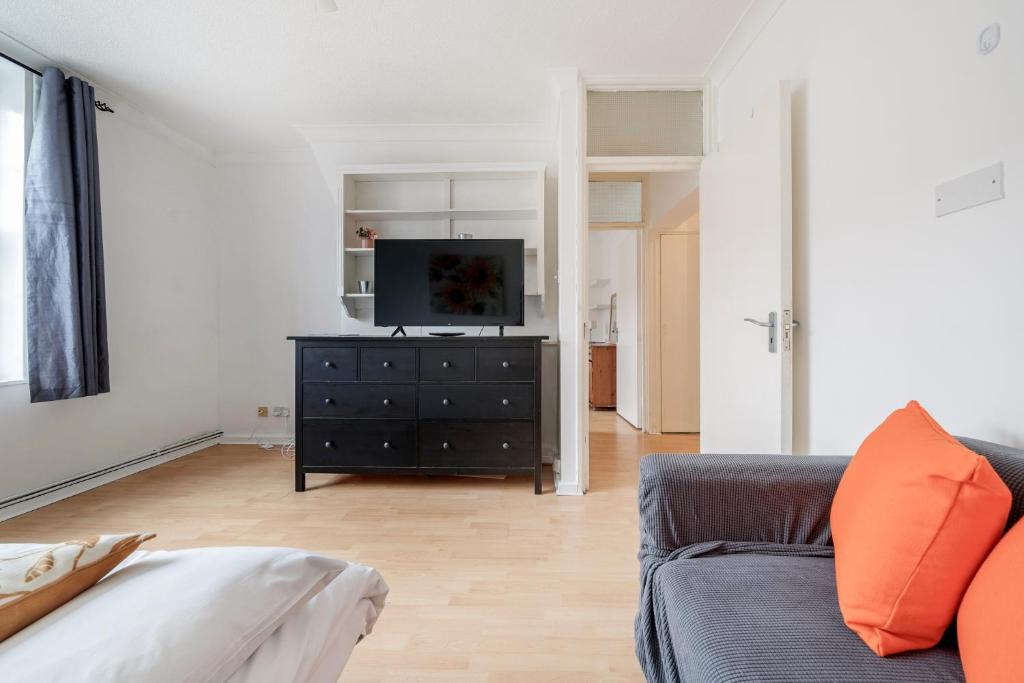 a living room with a couch and a flat screen tv at Vauxhall Getaway in London