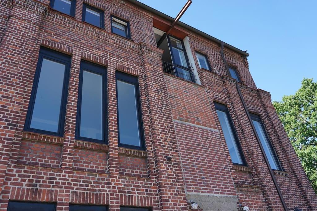 a brick building with windows on the side of it at Schönes Loft über den Dächern in Stadt Schenefeld