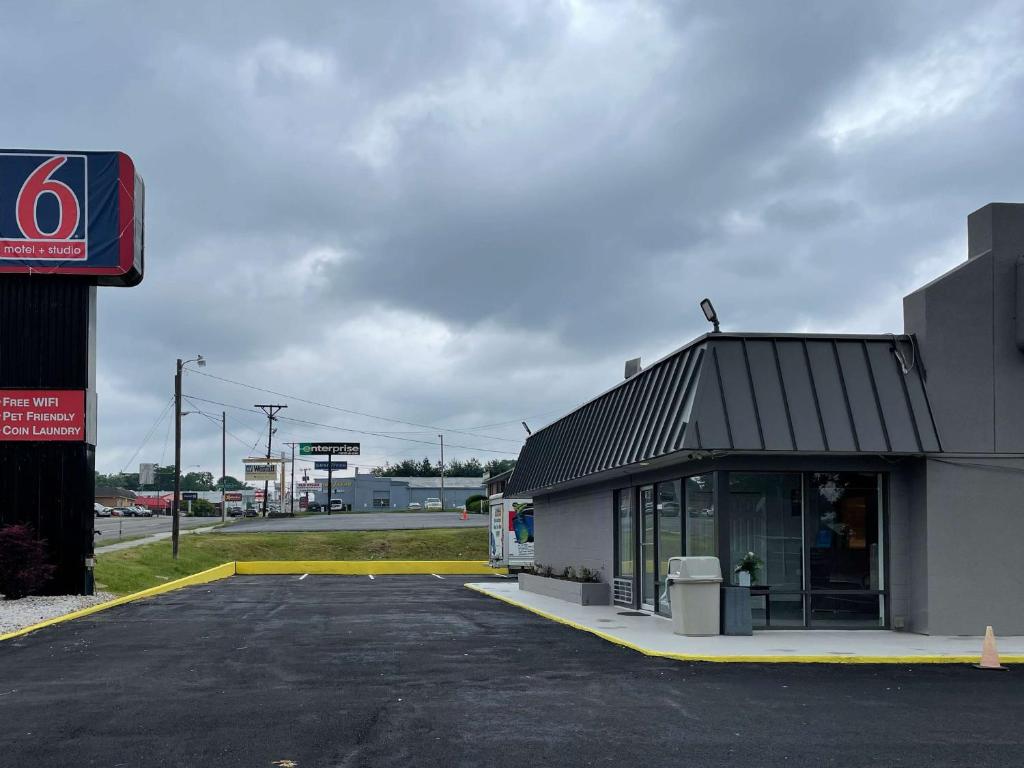 un estacionamiento vacío frente a una gasolinera en Motel 6 Wytheville VA, en Wytheville