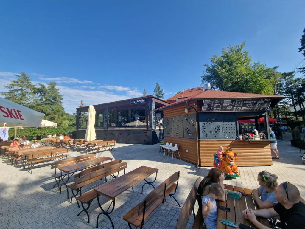 Reštaurácia alebo iné gastronomické zariadenie v ubytovaní Ośrodek Promenada- Domki