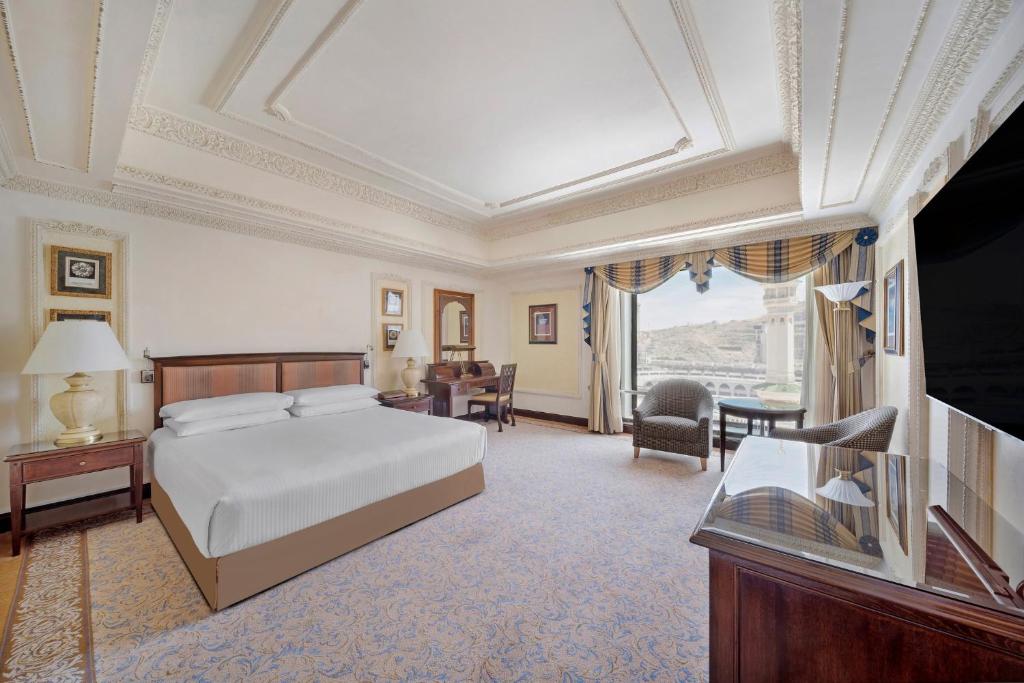 Postel nebo postele na pokoji v ubytování Dar Al Tawhid Intercontinental Makkah by IHG