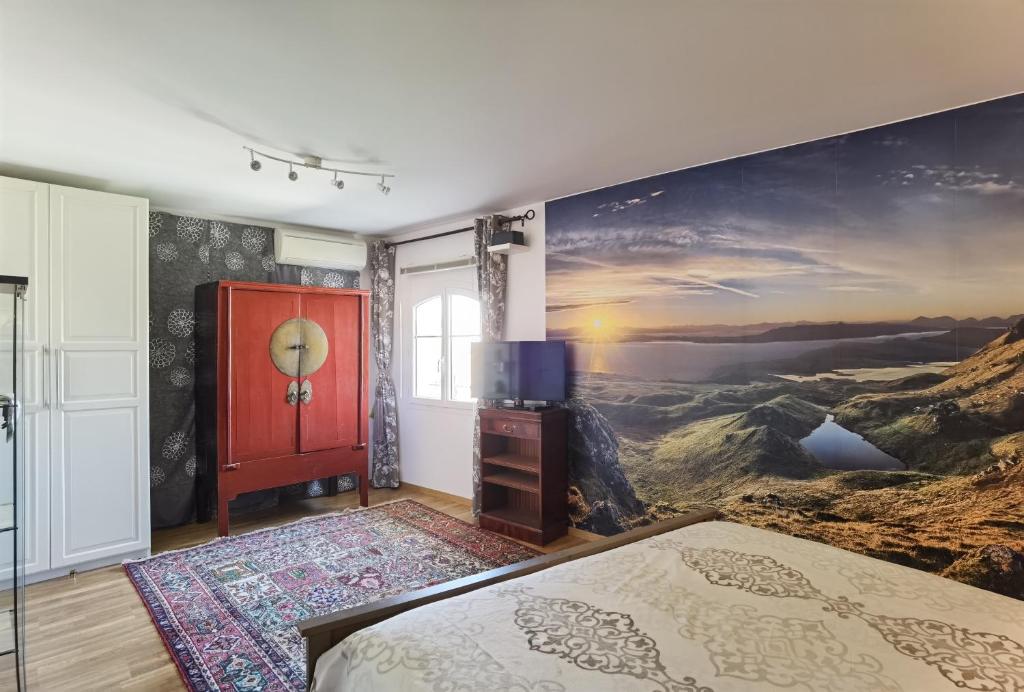 una camera da letto con un dipinto sul muro di Le Clos des Consuls a Tarascona
