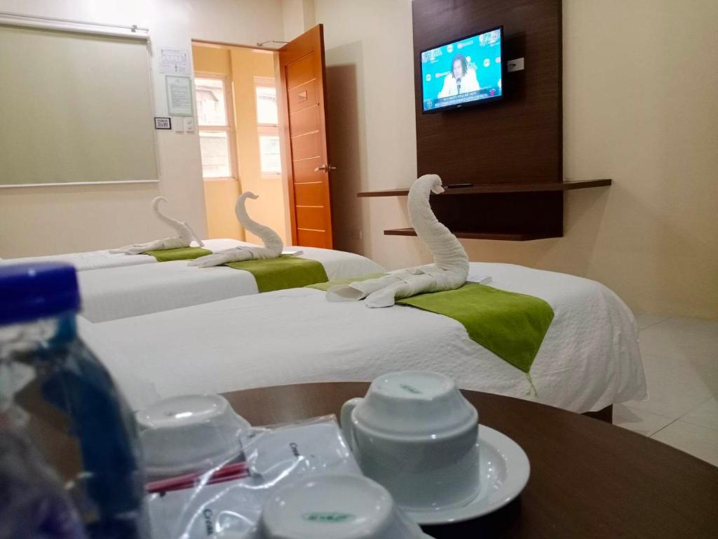 Postel nebo postele na pokoji v ubytování RNR Suites