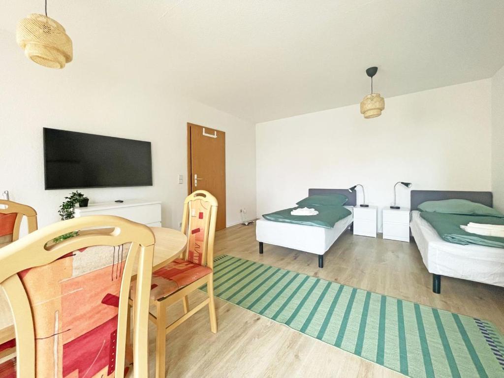 uma pequena sala de estar com uma mesa e um sofá em Nice Apartment in Bernau em Bernau bei Berlin