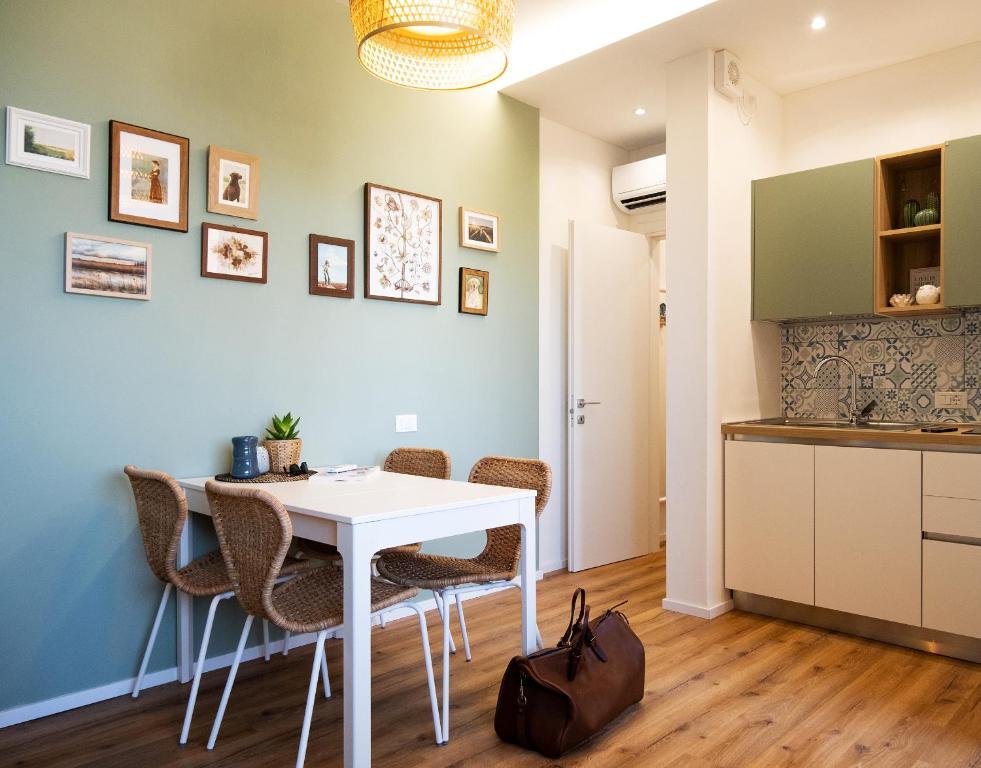 a kitchen and dining room with a white table and chairs at Appartamento Garuda20 in Cavallino-Treporti