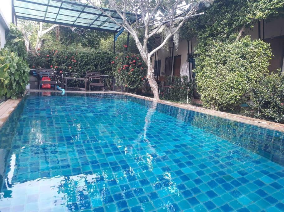 Bazén v ubytování Quiet guest house with shared pool nebo v jeho okolí