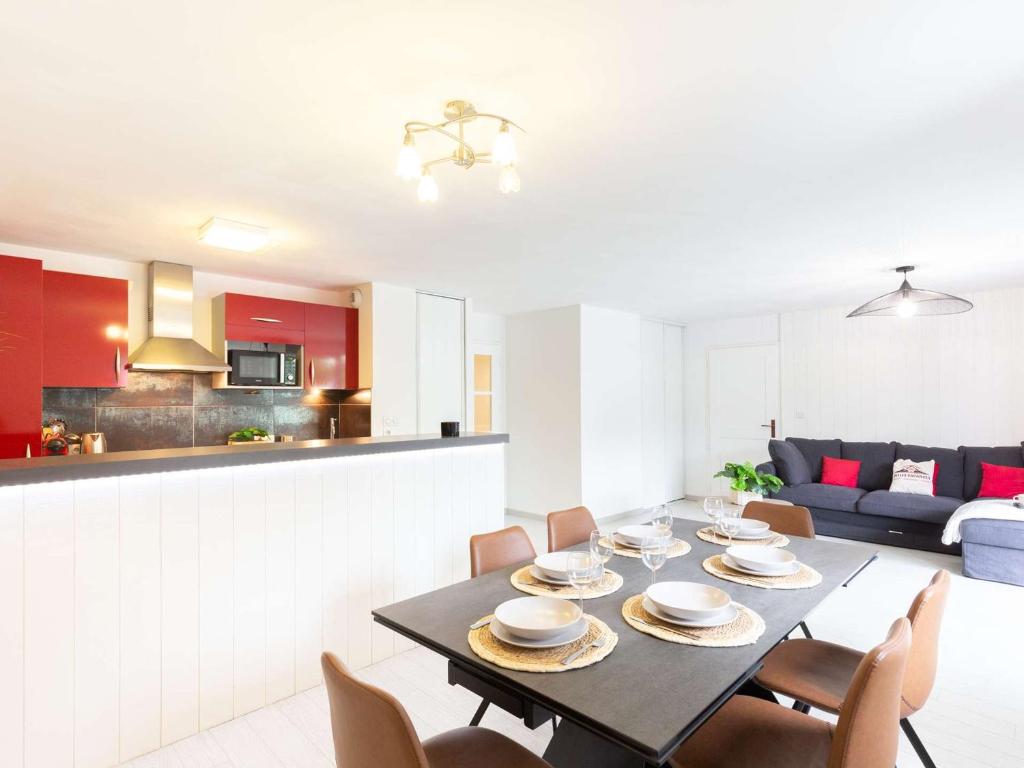 - une salle à manger et une cuisine avec une table et des chaises dans l'établissement Appartement Saint-Lary-Soulan, 3 pièces, 8 personnes - FR-1-296-475, à Saint-Lary-Soulan