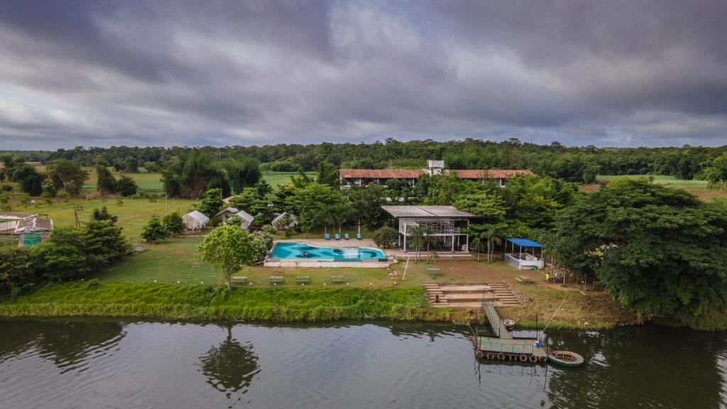 una vista aérea de una casa junto a un lago en Starling River Resort Dandeli, en Dandeli