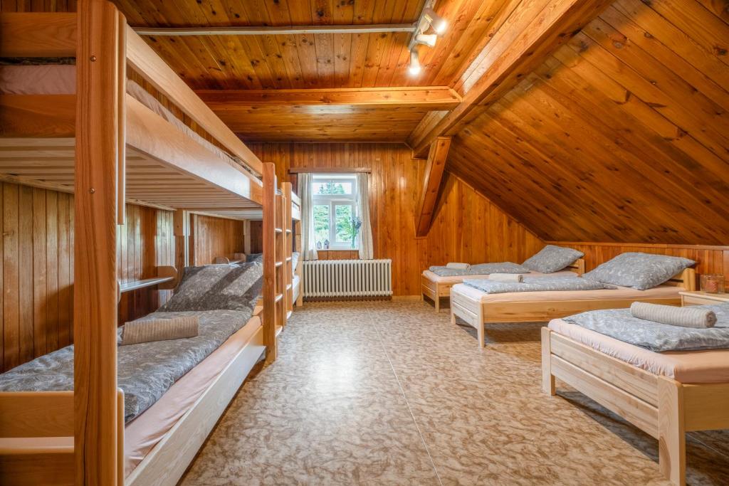 Postel nebo postele na pokoji v ubytování Lysečinská bouda
