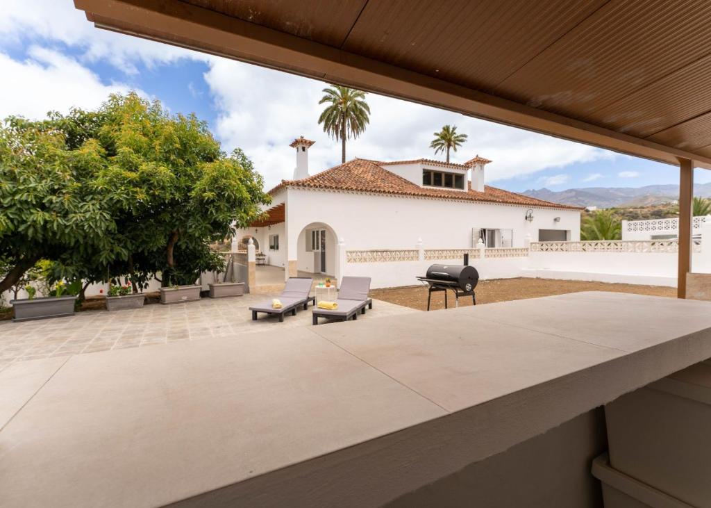 a view of the backyard from the patio of a house at Finca Artiles in Las Palmas de Gran Canaria