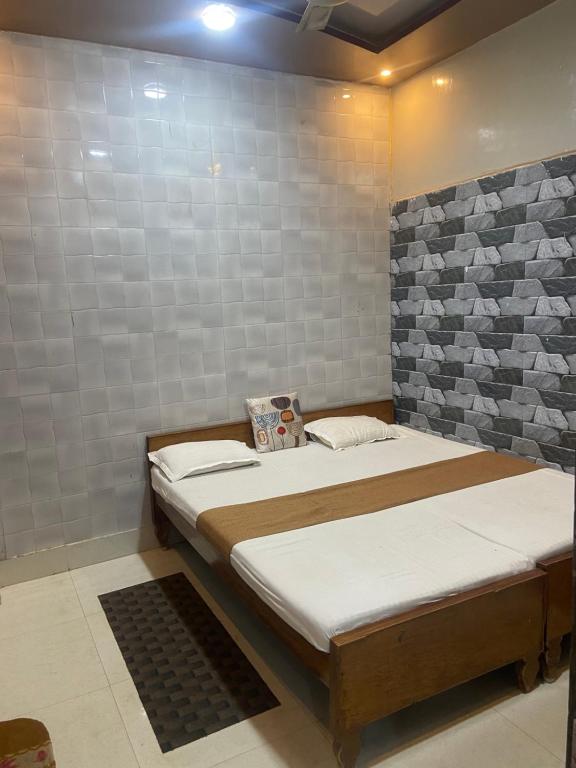 - une chambre avec 2 lits dans l'établissement Suraj Bhawan, à Gaya
