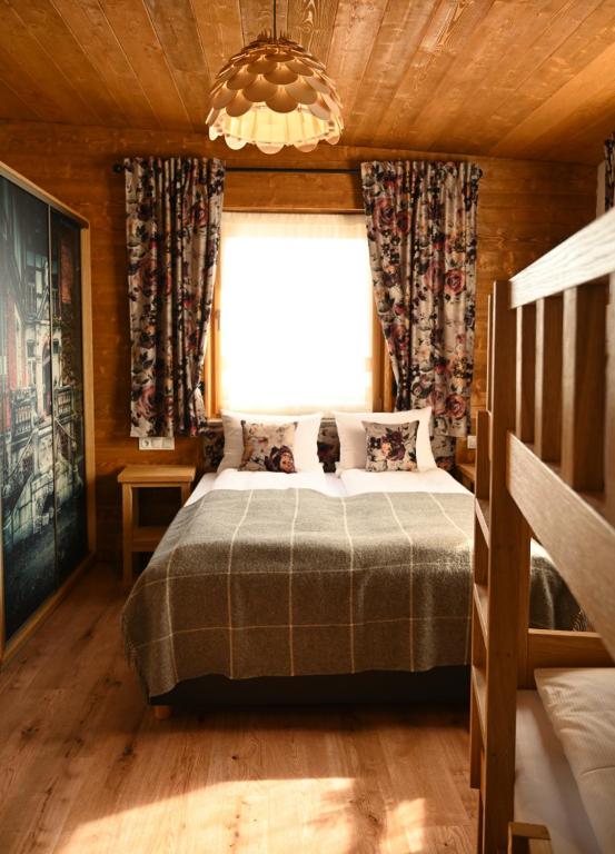 Łóżko lub łóżka w pokoju w obiekcie Apartamenty u Harrego BOUTIQUE SPA z klimatyzacja, balkon, sauna, tężnia parking
