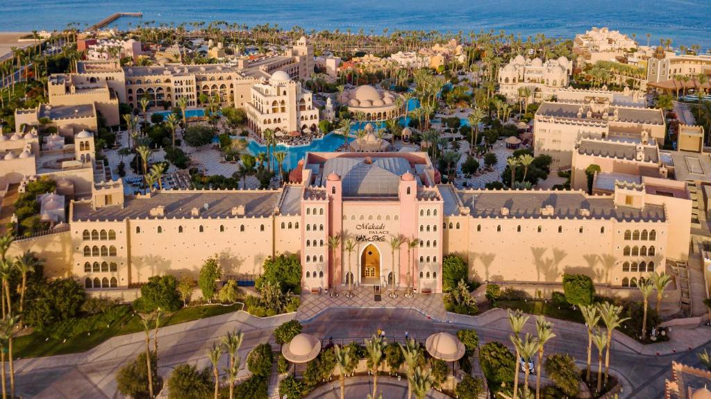 eine Luftansicht eines Resorts mit Meerblick im Hintergrund in der Unterkunft Makadi Palace - Couples and Families Only in Hurghada