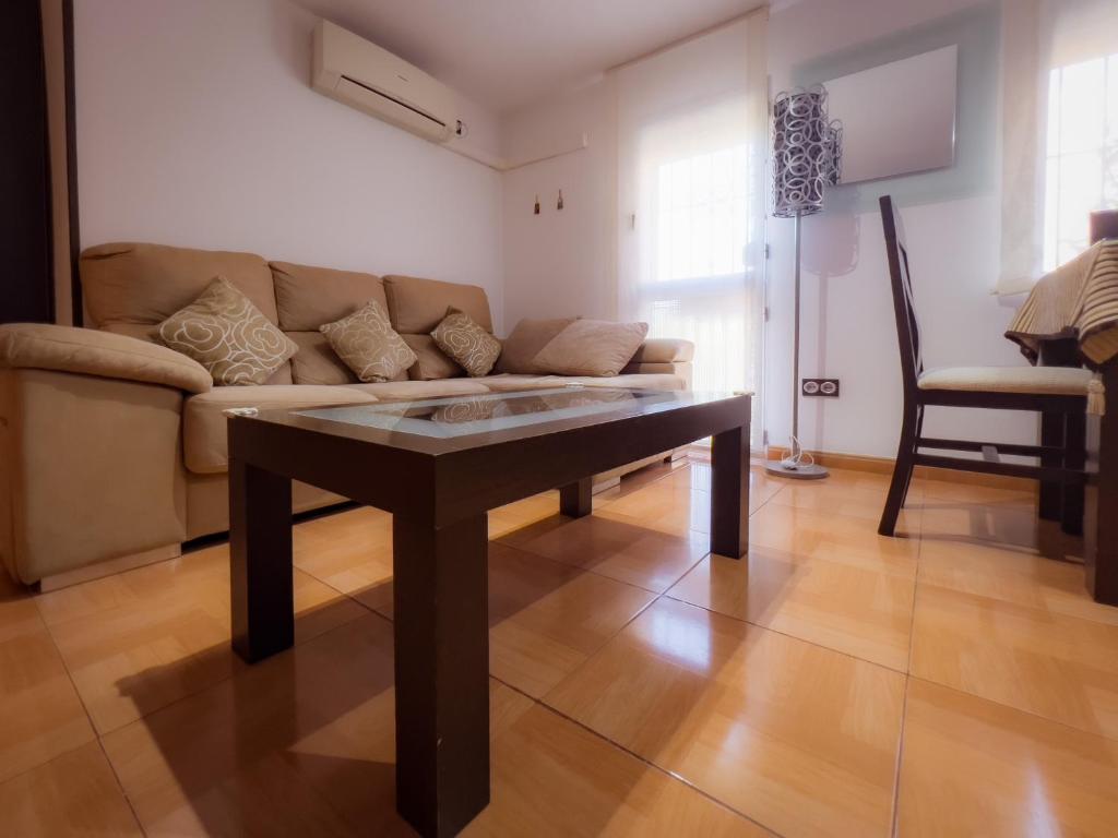 A seating area at APARTAMENTO AL-ALBA