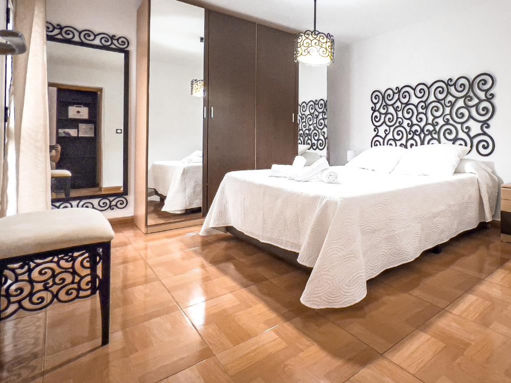 A bed or beds in a room at APARTAMENTO AL-ALBA
