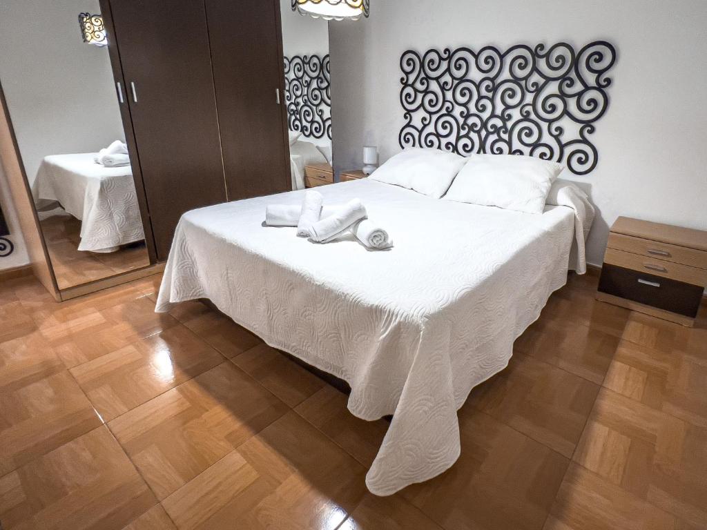 A bed or beds in a room at APARTAMENTO AL-ALBA