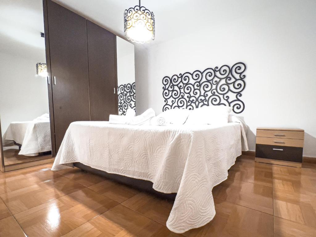 A bed or beds in a room at APARTAMENTO AL-ALBA