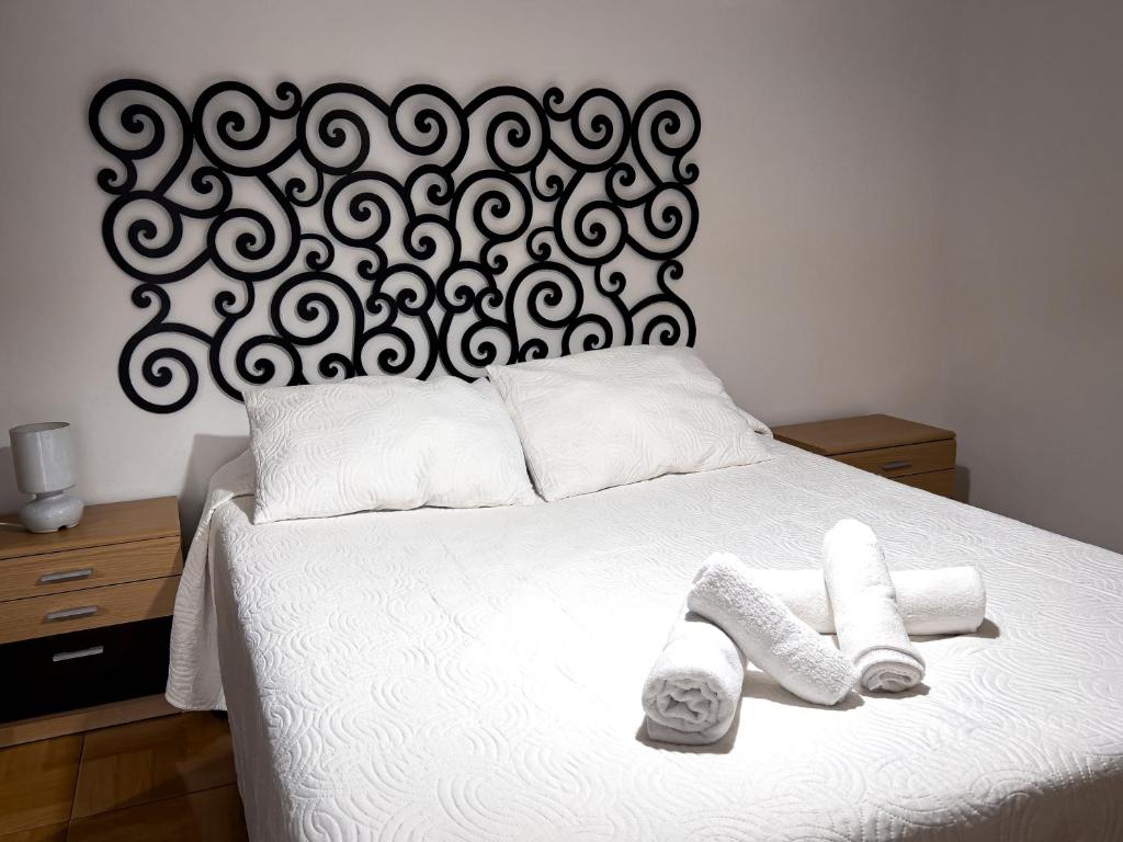 A bed or beds in a room at APARTAMENTO AL-ALBA
