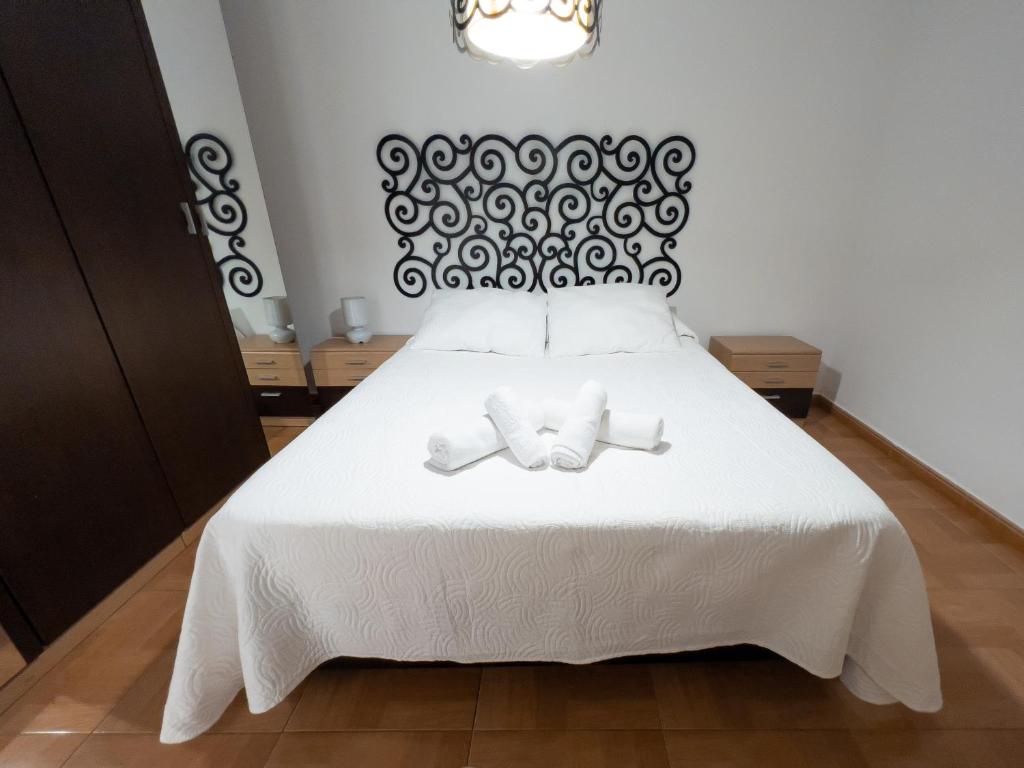 A bed or beds in a room at APARTAMENTO AL-ALBA