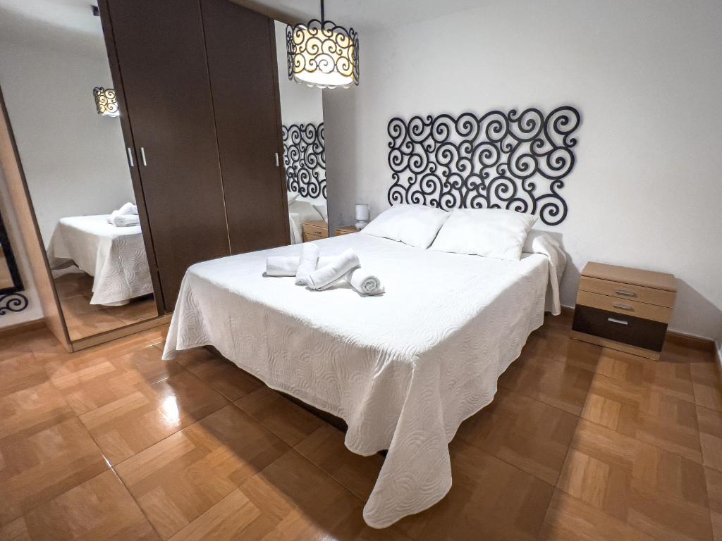 A bed or beds in a room at APARTAMENTO AL-ALBA