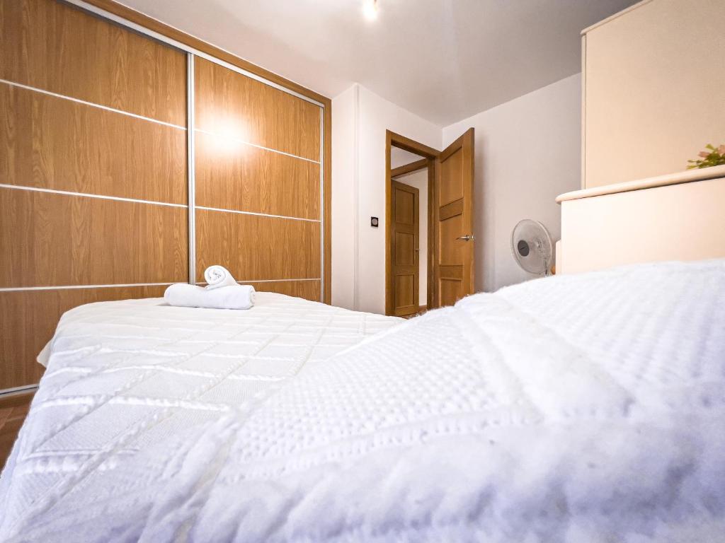 A bed or beds in a room at APARTAMENTO AL-ALBA