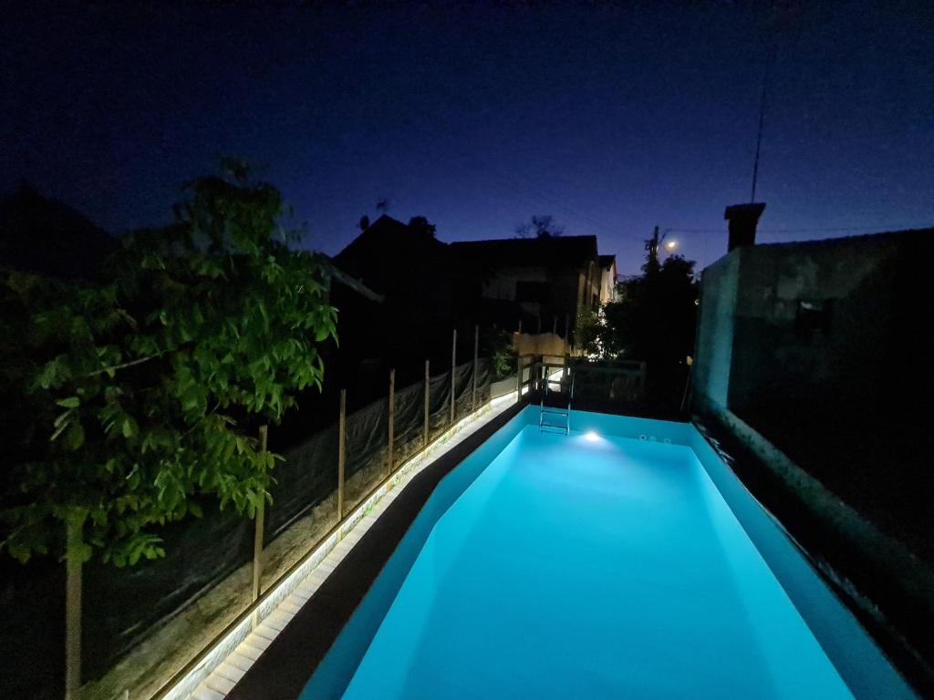 una piscina con iluminación azul por la noche en Isatour - Casa do Miradouro, en Adsamo