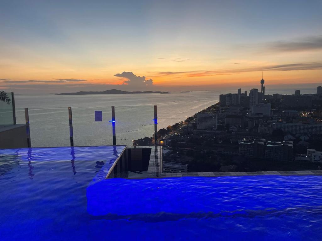 Bazén v ubytování Copacabana jomtien beach high floor nebo v jeho okolí