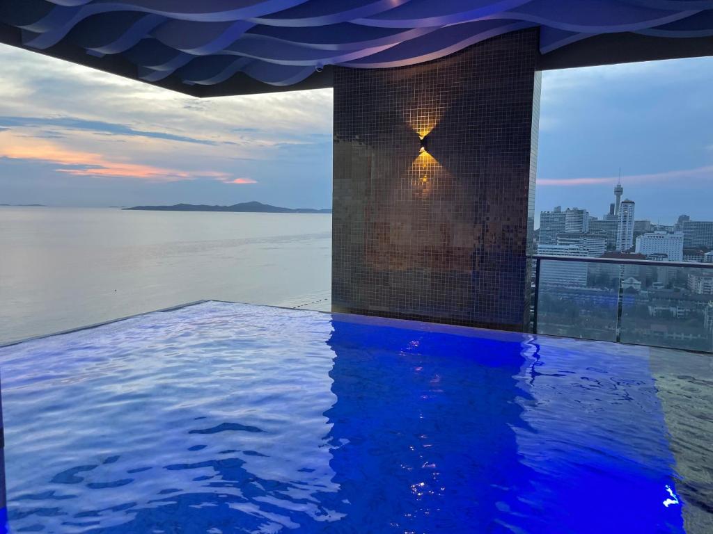 Bazén v ubytování Copacabana jomtien beach high floor nebo v jeho okolí