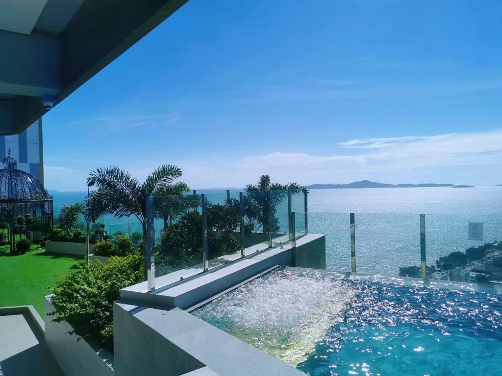 Bazén v ubytování Copacabana jomtien beach high floor nebo v jeho okolí