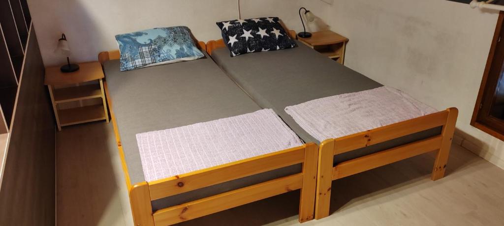 uma pequena cama num pequeno quarto com em Apartman Bernardica em Bol
