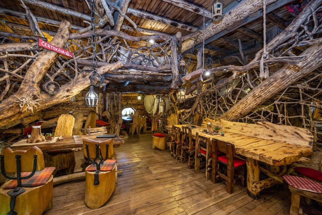 Restoran või mõni muu söögikoht majutusasutuses Hotel Kocourkov