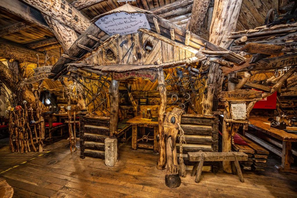 Restoran või mõni muu söögikoht majutusasutuses Hotel Kocourkov