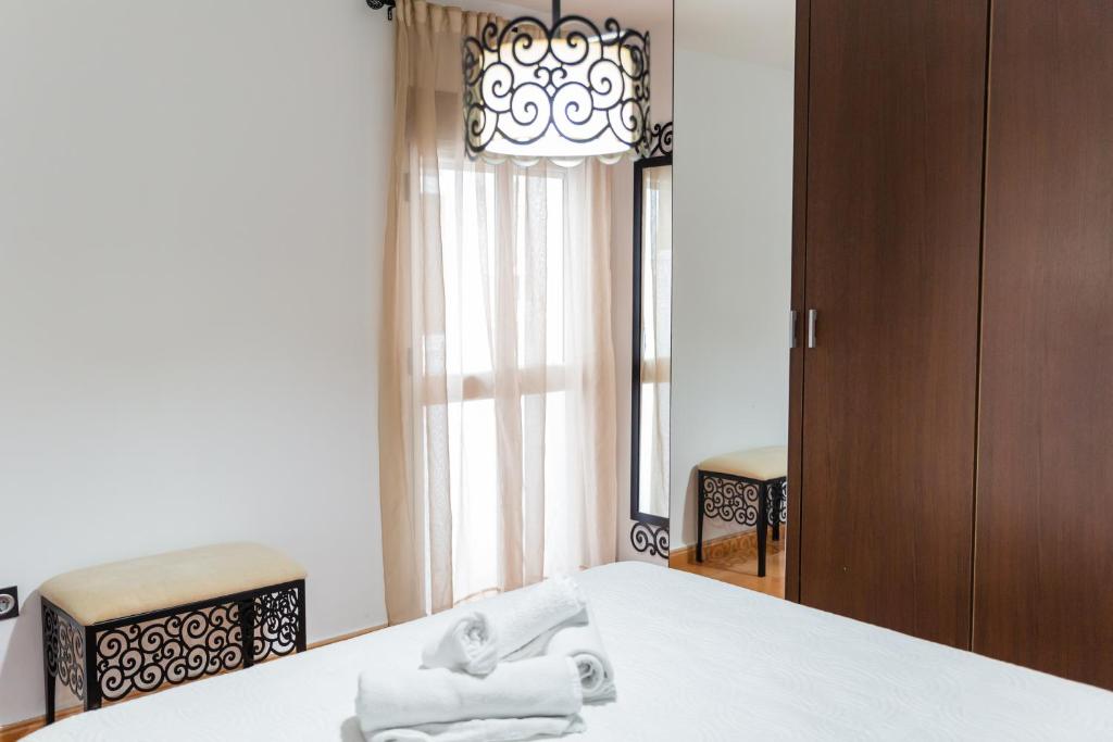 A bed or beds in a room at APARTAMENTO AL-ALBA