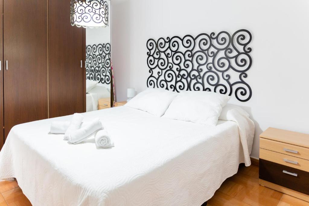 A bed or beds in a room at APARTAMENTO AL-ALBA