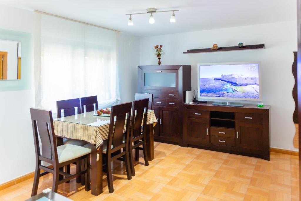 A television and/or entertainment centre at APARTAMENTO AL-ALBA
