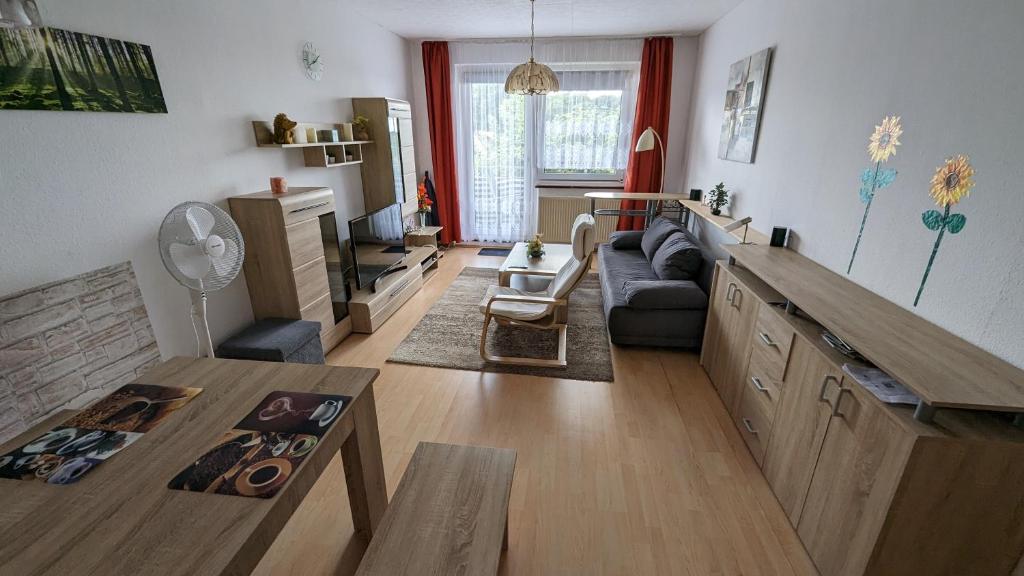 uma sala de estar com um sofá e uma mesa em Ferienwohnung Schlieben em Schlieben