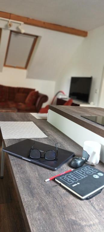 TV a/nebo společenská místnost v ubytování Hideaway