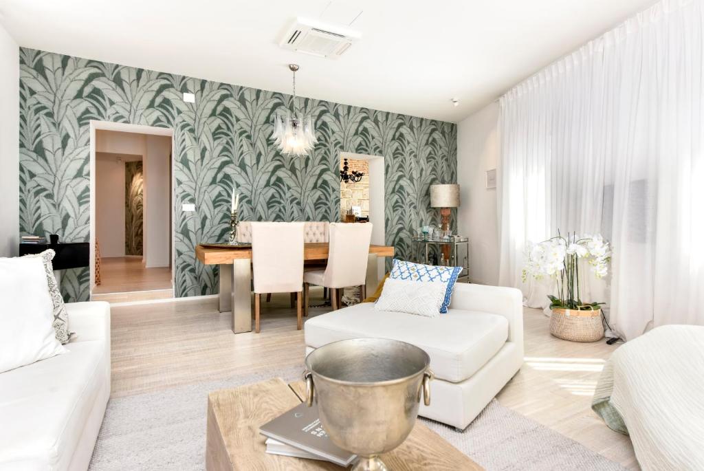 ein Wohnzimmer mit Sofa und Tisch in der Unterkunft Luxury Apartment Sunce in Rovinj