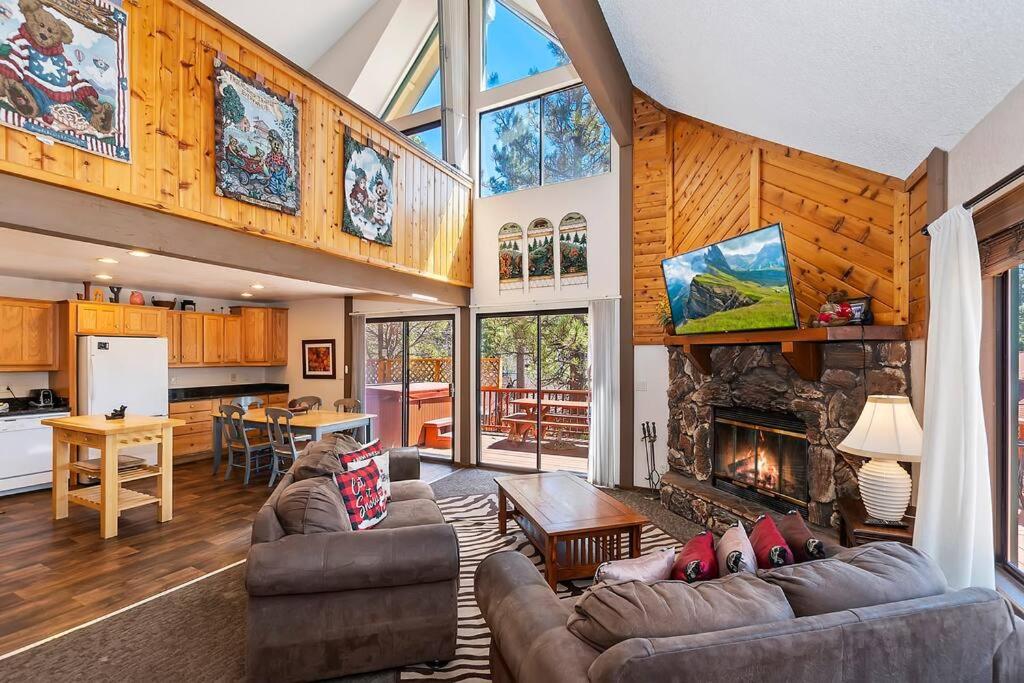 a living room with a couch and a fireplace at Beautiful 3 BR Cabin/Great Views/Lots of Amenities in Big Bear Lake