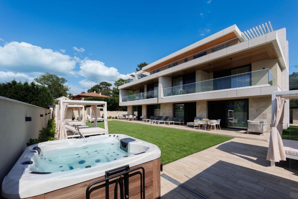 Bazén v ubytování Gold Wave Apartments nebo v jeho okolí