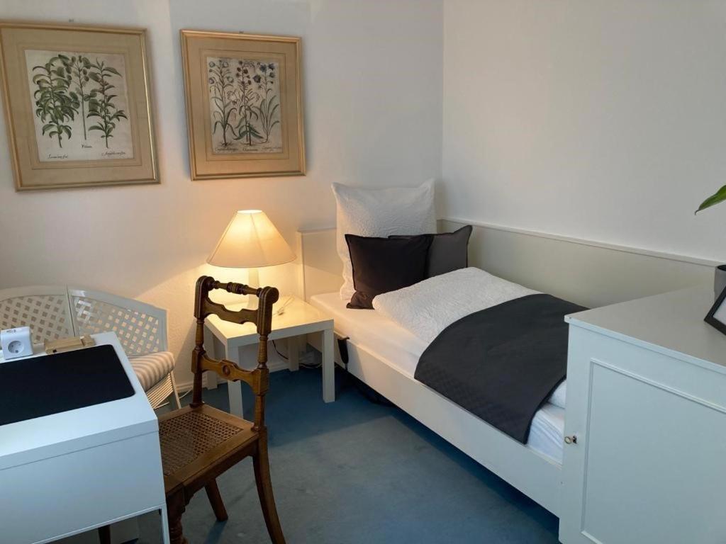 Schönes Zimmer in guter Lage in Aalen/Unterkochen في Unterkochen: غرفة نوم صغيرة مع سرير ومكتب