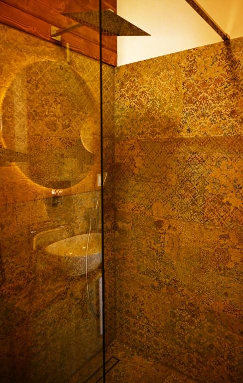 Łazienka w obiekcie Apartamenty u Harrego BOUTIQUE SPA z klimatyzacja, balkon, sauna, tężnia parking