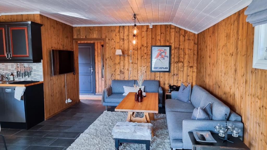 a living room with a couch and a table at Skurdalsvegen 37L in Geilo