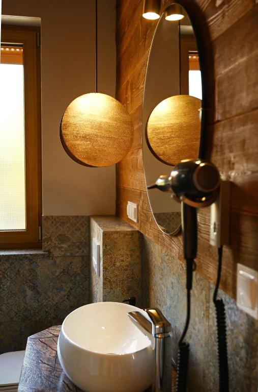 Zdjęcie z galerii obiektu Apartamenty u Harrego BOUTIQUE SPA z klimatyzacja, balkon, sauna, tężnia parking w Kudowie Zdroju