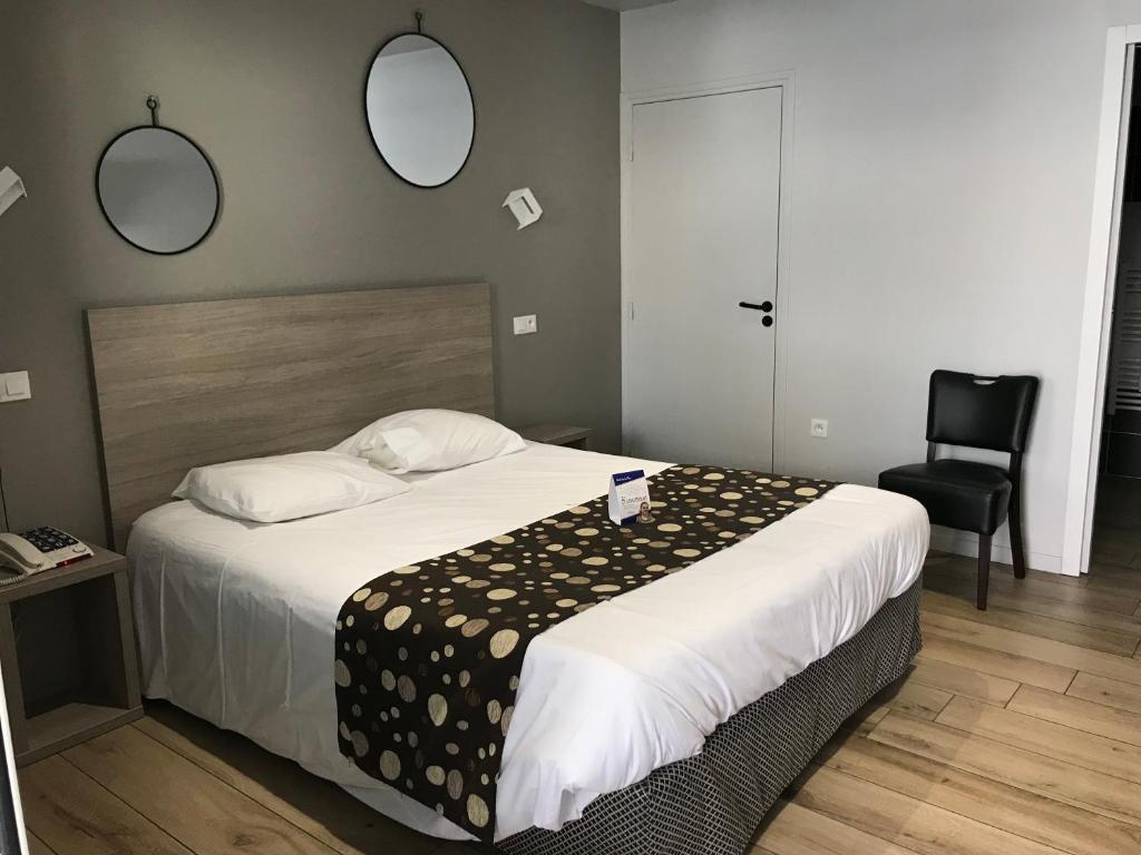 Postel nebo postele na pokoji v ubytování LOGIS -Hotel & Restaurant de la Place