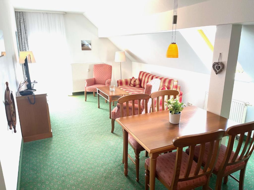 Seehof Seehof 41 في بانسين: غرفة معيشة مع طاولات وكراسي وأريكة