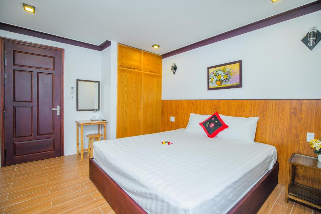 Postel nebo postele na pokoji v ubytování SenDa Villa & Apartment Hoi An