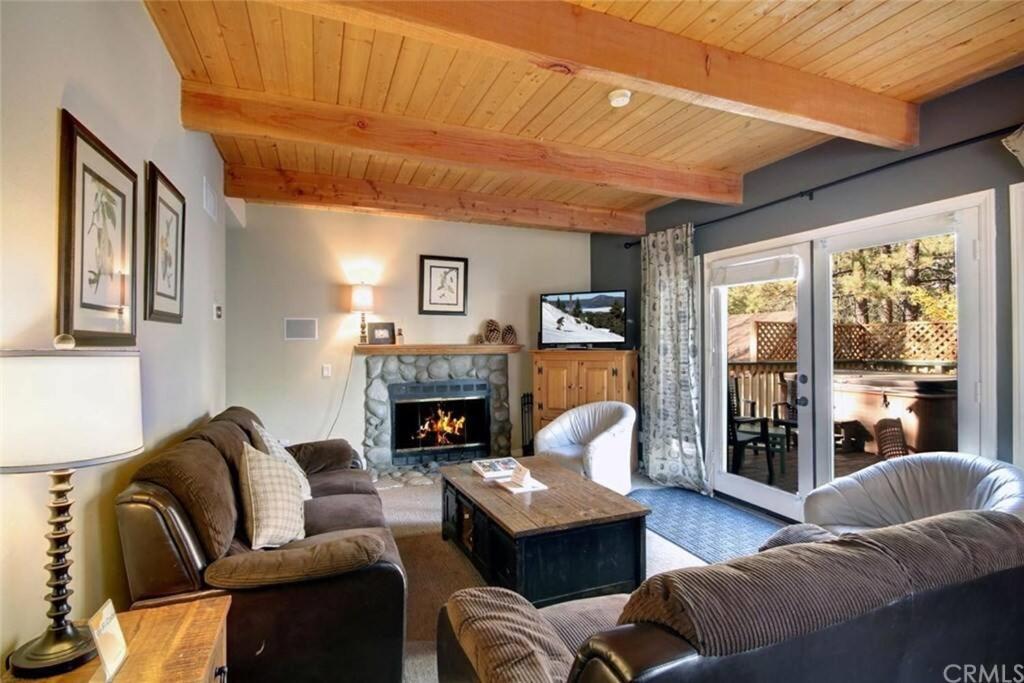 sala de estar con sofás y chimenea en Cozy Mountain Retreat with Private Jacuzzi en Big Bear Lake