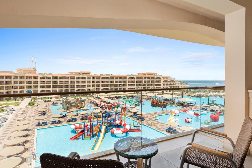 Бассейн в Pickalbatros White Beach Resort - Hurghada или поблизости