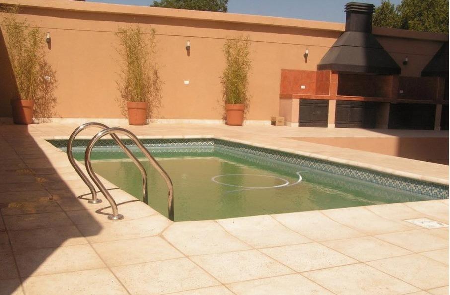 una piscina en medio de una casa en Carriles Inn en Mendoza